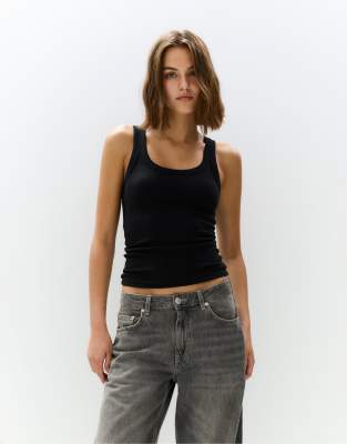Pull & Bear - Geripptes Tanktop in Schwarz