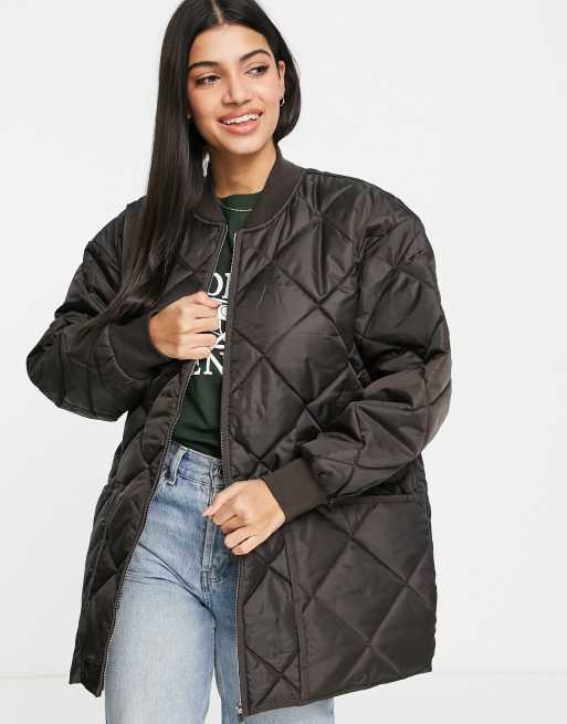 Pull&Bear – Gesteppte Longline-Bomberjacke in Dunkelbraun