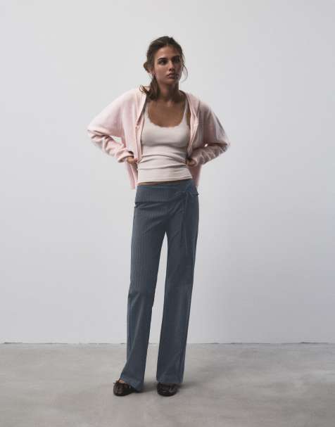 Pull&Bear gestreepte flared broek met riem in grijs - view 1
