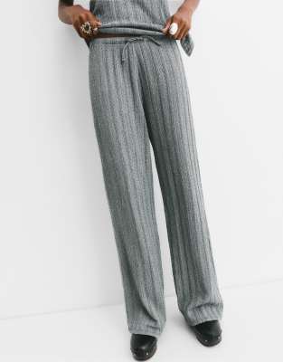 Pull & Bear - Gestreifte Crepe-Hose in Blassgrau