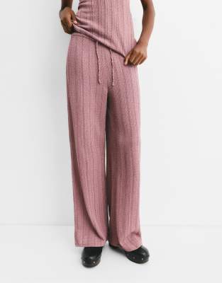 Pull & Bear - Gestreifte Crepe-Hose in gebrochenem Rosa