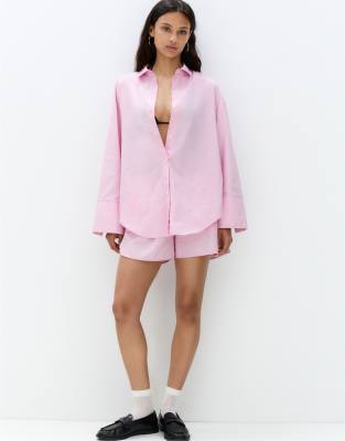 Pull & Bear - Gestreifte Hemdbluse in Rosa mit breiten Manschetten