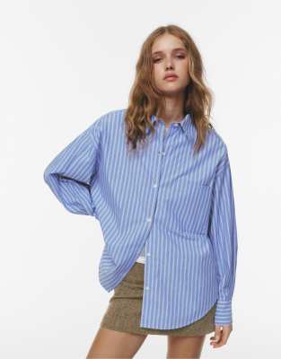 Pull & Bear - Gestreifte Oversize-Hemdbluse in Kobaltblau