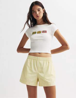 Pull & Bear - Gestreifte Popeline-Shorts in Hellgelb