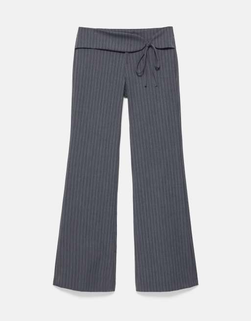 Pull&Bear gestreifte Schlaghose mit Gürtel in Grau, 4 von 7