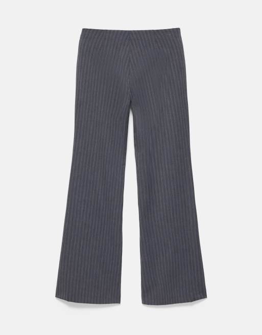 Pull&Bear gestreifte Schlaghose mit Gürtel in Grau, 7 von 7