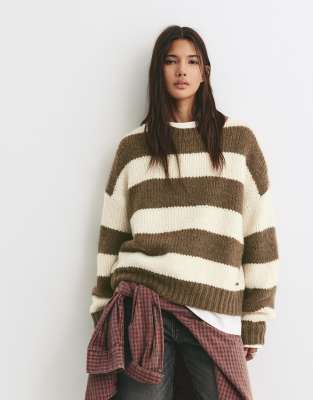 Pull & Bear - Gestreifter Grobstrick-Pullover in Braun-Brown
