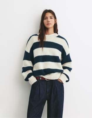 Pull & Bear - Gestreifter Grobstrick-Pullover in Marineblau