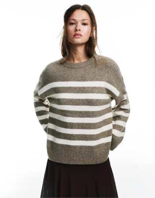 Pull & Bear - Gestreifter Pullover in Braun-Brown