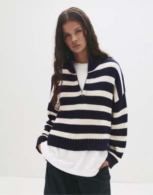 Pull & Bear - Gestreifter Pullover in Marineblau mit kurzem Reißverschluss
