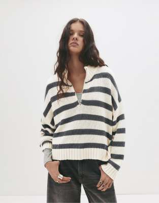Pull & Bear - Gestreifter Pullover in Sand mit kurzem Reißverschluss-Neutral