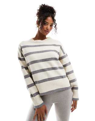 Pull & Bear - Gestreifter Strickpullover aus Chenille in Weiß und Grau