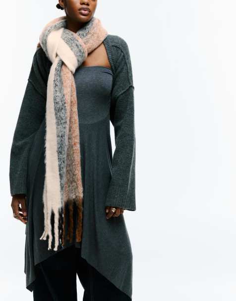 Pull&Bear – Gestreifter, weicher Fransenschal in Rotbraun - view 1