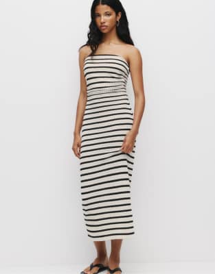 Pull & Bear - Gestreiftes Strick-Midikleid in Ecru/Schwarz-Bunt