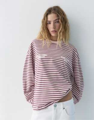 Pull & Bear - Gestreiftes T-Shirt in Blassrosa mit Schriftzug