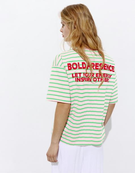 Pull&Bear – Gestreiftes T-Shirt in Blassrosa mit Schriftzug - view 1
