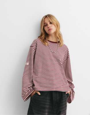 Pull & Bear - Gestreiftes T-Shirt in Burgunderrot mit Stickerei