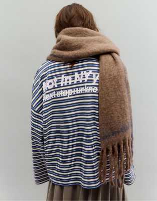 Pull & Bear - Gestreiftes T-Shirt in Eisweiß mit Schriftzug