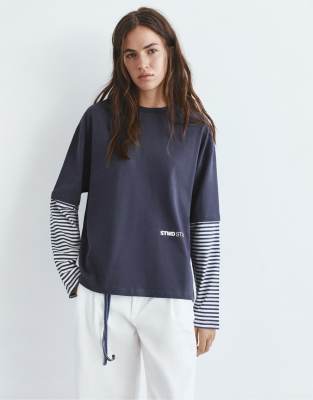 Pull & Bear - Gestreiftes T-Shirt in Marineblau mit zweilagigen Ärmeln