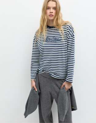 Pull & Bear - Gestreiftes T-Shirt mit Aufnäher-Bunt