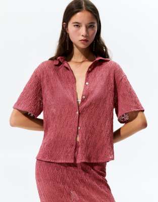 Pull & Bear - Gestrickte, kurzärmlige Hemdbluse in Dunkelrosa