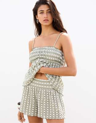 Pull & Bear - Gestrickte Shorts in Ecru/Grün mit Kräuselsaum-Bunt
