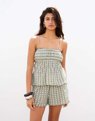 Pull & Bear - Gestricktes Riemchen-Oberteil in Ecru/Grün mit Bindedetail-Bunt