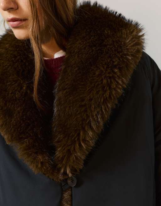 Pull&Bear gewatteerd jack met faux-furkraag in zwart, 4 van 7