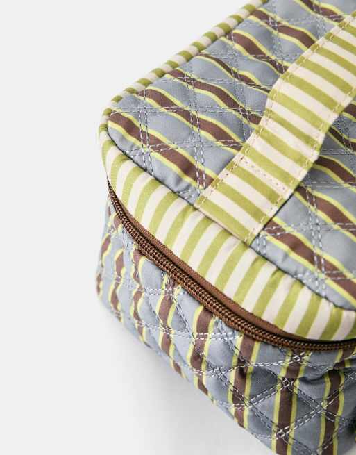 Pull&Bear gewatteerde gestreepte toilettas in groen, 3 van 4