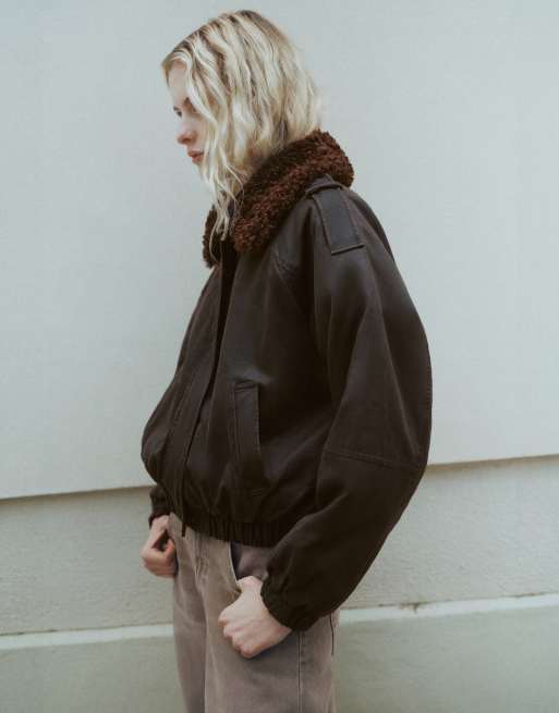 Pull&Bear gewaxte bomberjack in donkerbruin, 2 van 7