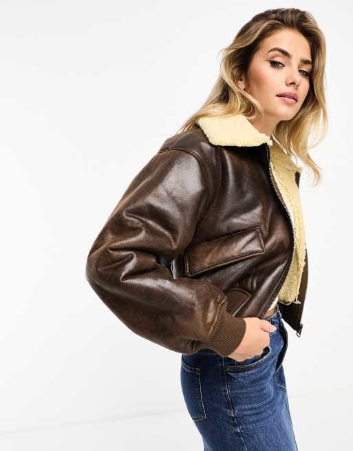 Pull&Bear - Giacca bomber in pelle sintetica taglio corto marrone cioccolato con finiture in pile borg