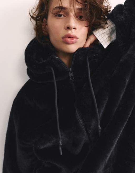 Pull&Bear giacca con cappuccio in pelliccia sintetica nera, 3 di 7