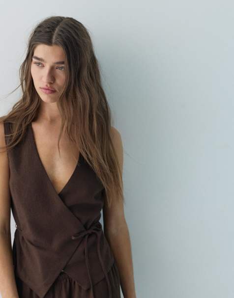 Pull&Bear - Gilet van linnenmix met striksluiting aan de zijkant in bruin - view 1