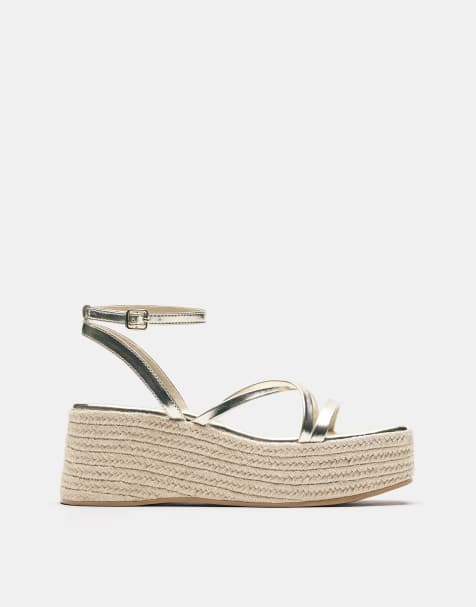 Pull&Bear – Goldfarbene Riemen-Sandaletten mit Keilabsatz - view 1