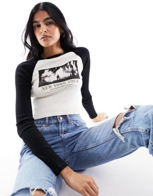 Pull & Bear Graphic Long Sleeved Raglan T-shirt In Black & White