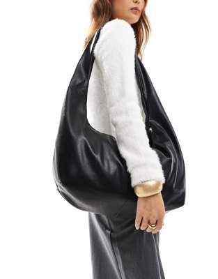 Pull & Bear - Halbrunde Oversize-Tasche aus Kunstleder in Schwarz