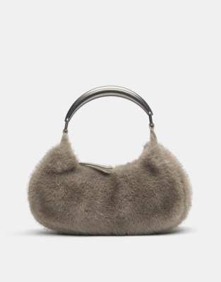 Pull & Bear - Handtasche aus Kunstpelz in Grau mit Metallgriff