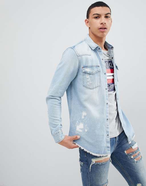 Pull&Bear – Hellblaues Denimhemd mit reparierten Rissen in normaler Passform