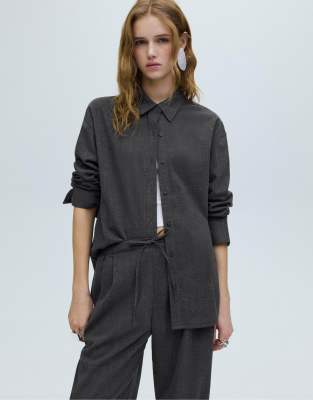 Pull & Bear - Hemdbluse in Grau mit Nadelstreifen