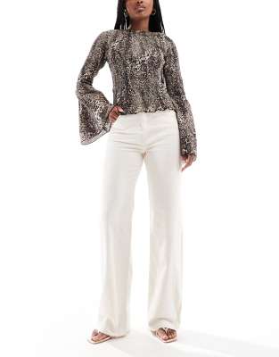 Pull&Bear Pull&Bear high rise straight leg jean in ecru-White