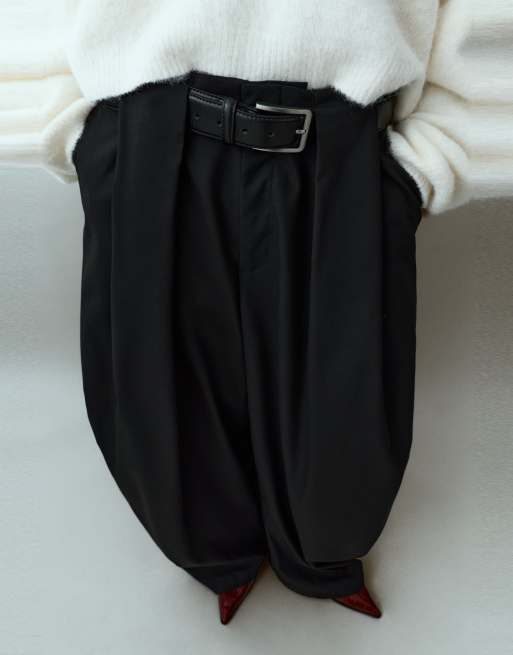 Pull&Bear High-Waist-Barrel-Hose mit Bundfalten und Gürtel in Schwarz, 3 von 7