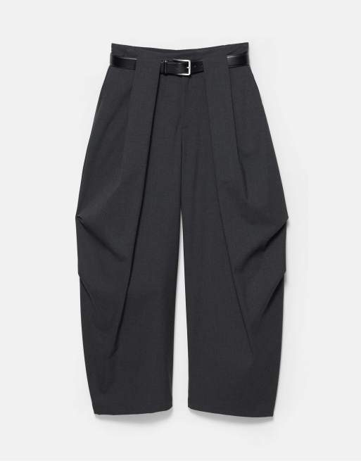 Pull&Bear High-waist barrel trousers with pleats and belt in dark grey, 6 of 7
