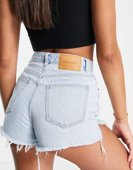 Pull&Bear - Højtaljede denimshorts med flossede kanter og flænger i lyseblå