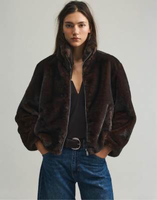 Pull & Bear - Hochgeschlossene Jacke aus Kunstpelz in Braun-Brown