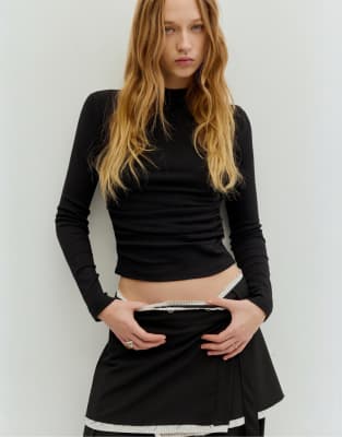 Pull & Bear - Hochgeschlossenes Oberteil in Schwarz