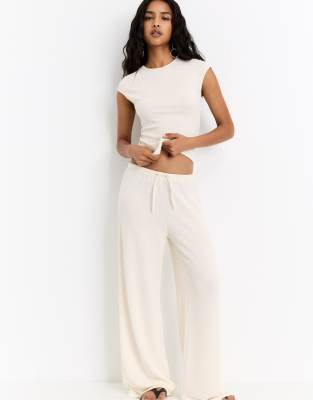 Pull & Bear - Hose aus Kreppstoff in Beige mit weitem Beinschnitt-Neutral