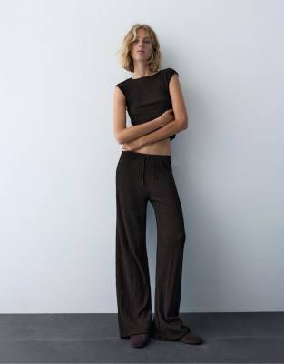 Pull & Bear - Hose aus Kreppstoff in Braun mit weitem Beinschnitt-Brown