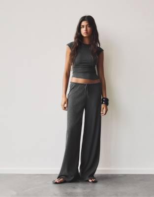 Pull & Bear - Hose aus Kreppstoff in Grau mit weitem Beinschnitt