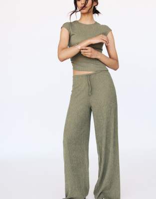 Pull & Bear - Hose aus Kreppstoff in hellem Khaki mit weitem Bein-Grün