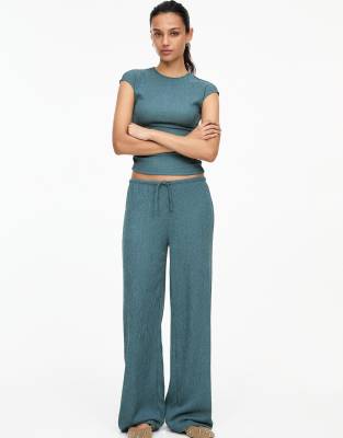 Pull & Bear - Hose aus Kreppstoff in Mittelblau mit weitem Beinschnitt
